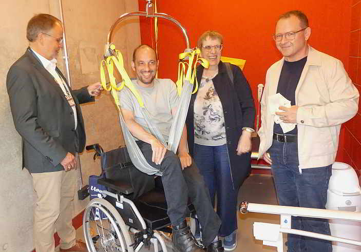...bevor es zur praktischen Vorführung geht. Inklusionsbotschafter und LVKM-Vorstandsmitglied Sebastian Fuchs lässt sich „liften“ von Bürgermeister Volker Grab, Stadtbaumeister Christian Krieger und LVKM-Geschäftsführerin Jutta Pagel-Steidl.<br>Foto: © Mara Sander